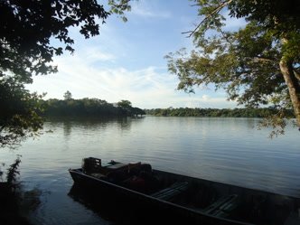 Rio Teles Pires, rota para a RPPN Cristalino Barco navegando pelo rio Teles Pires, na região de Alta Floresta