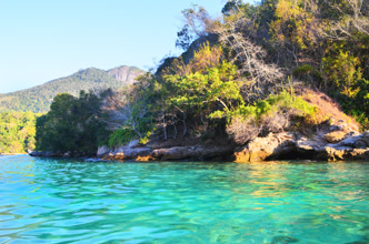 Lagoa Azul, uma das praias mais conhecidas da Ilha Grande Lagoa Azul, na Ilha Grande, em Angra dos Reis