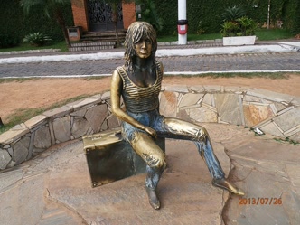 Estátua em bronze de Brigitte Bardot, obra da escultora Christina Motta, na Orla Bardot Estátua de Brigitte Bardot na Orla Bardot