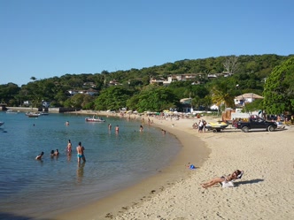 Praia dos Ossos, que guarda o nome dos ossos de baleias enterrados no período colonial Praia dos Ossos em Búzios