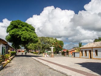 Praça da Igreja e casario colonial colorido em Arraial d'Ajuda Praça da Igreja no centro histórico de Arraial d'Ajuda