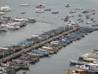 Cais da Praia dos Anjos, de onde saem os barcos de passeio e chega o pescado Cais da Praia dos Anjos, ponto de desembarque da pesca em Arraial do Cabo