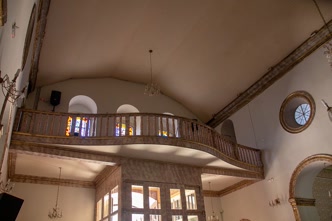 Interior da Igreja Matriz de São João Batista, que conserva o painel do Batismo de Jesus, de Benedito Calixto Interior da Igreja Matriz de São João Batista