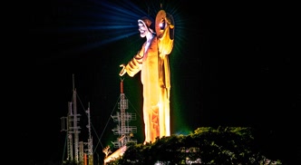 Monumento Cristo Luz no morro, em Balneário Camboriú