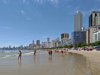 Orla da Praia Central de Balneário Camboriú, com a faixa de areia alargada