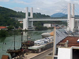 Passarela da Barra sobre o Rio Camboriú, em Balneário Camboriú
