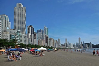 Praia Central de Balneário Camboriú com a Barra Norte ao fundo