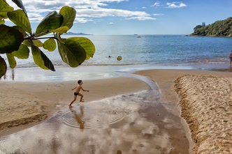 Praia de Laranjeiras, em Balneário Camboriú, cercada pela Mata Atlântica