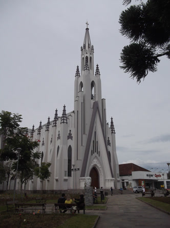Igreja Matriz Cristo Rei, em estilo gótico moderno Igreja Matriz Cristo Rei, em Bento Gonçalves