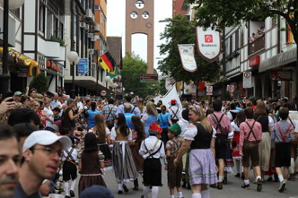 Dança típica alemã durante a Oktoberfest de Blumenau