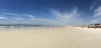 Praia de Cabo Frio, águas cristalinas na Costa Verde Vista panorâmica da praia de Cabo Frio com águas cristalinas