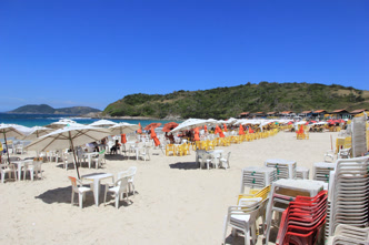 Praia das Conchas, águas calmas e areia branca Praia das Conchas em Cabo Frio com águas calmas