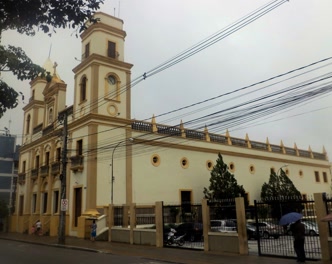 Fachada neoclássica da Catedral Nossa Senhora da Conceição, com suas duas torres Fachada da Catedral Nossa Senhora da Conceição