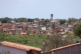 Vista panorâmica de Feira de Santana com edifícios e vegetação