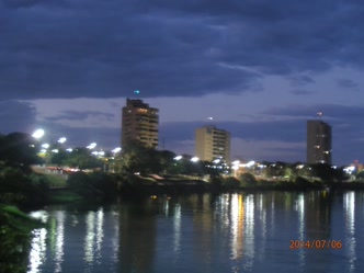 Vista parcial de Itumbiara com edifícios e rio