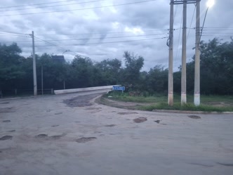 Vista de Janaúba com edifícios e paisagem do semiárido
