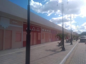 Centro de Juazeiro do Norte com comércio e movimento