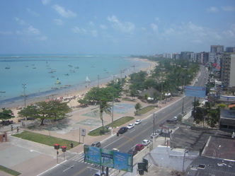 Praia de Pajuçara, o cartão-postal de Maceió Praia de Pajuçara com jangadas e águas cristalinas