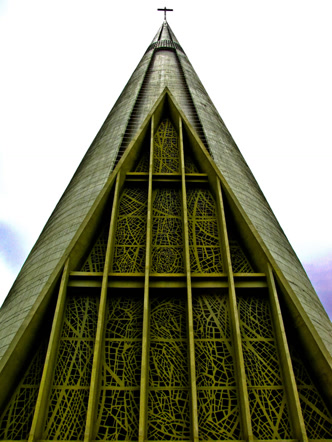 Catedral Basílica, ícone neo-gótico da cidade Catedral Basílica Menor de Nossa Senhora da Glória em Maringá