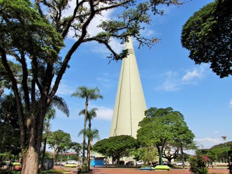 Centro de Maringá, arquitetura moderna e avenidas amplas Centro de Maringá com avenida arborizada