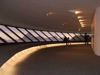 Rampa de acesso ao MAC Niterói Entrada do MAC com rampa de acesso