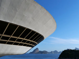 MAC Niterói, fachada principal projetada por Oscar Niemeyer Fachada do Museu de Arte Contemporânea de Niterói