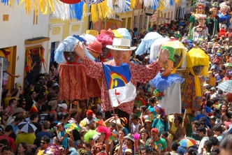 Bonecos gigantes, tradição do Carnaval olindense Bonecos gigantes no Carnaval de Olinda