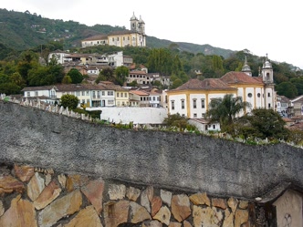 Vista do centro histórico de Ouro Preto, Patrimônio Mundial UNESCO Centro histórico de Ouro Preto com muro colonial