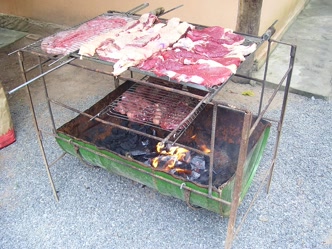 Churrasco, tradição gaúcha presente na culinária carioca Churrasco tipicamente brasileiro grelhado