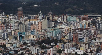 Centro de Santa Maria com casarões coloniais e a Catedral ao fundo Centro histórico de Santa Maria