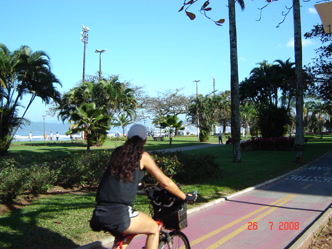 Orla de Santos com calçadão e mar