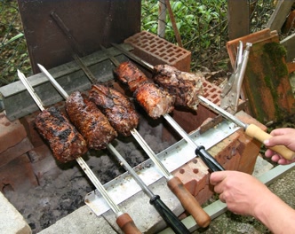 Churrasco gaúcho, prato emblemático da região missioneira Churrasco gaúcho típico de São Miguel das Missões