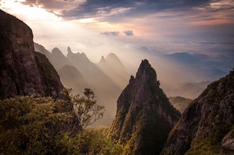 Parque Nacional Serra dos Órgãos, um dos primeiros parques nacionais do Brasil Parque Nacional Serra dos Órgãos com suas montanhas cobertas de Mata Atlântica