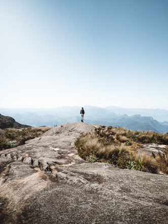Pedra do Sino, ponto mais alto de Teresópolis com 2.263 metros Pedra do Sino com vista panorâmica das montanhas fluminenses